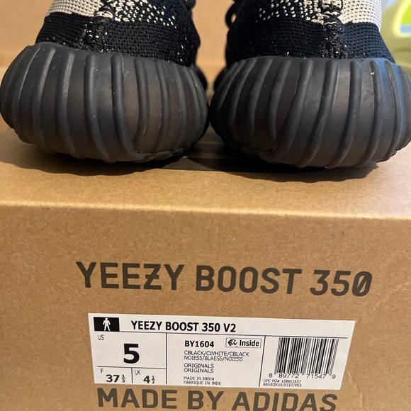 Yeezy 350 V2 Oreo Sz 5!! In perfect condition! - Picture 2 of 5